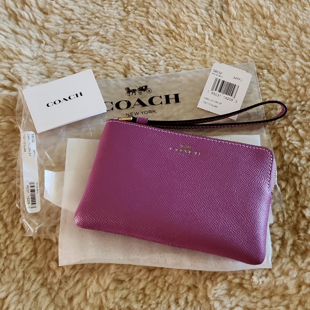 Gorgeous NWT Coach Lilac Berry Leather Corner Zip Wristlet 🩷💜